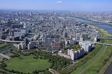 郊外に住宅地／高層マンション、空撮