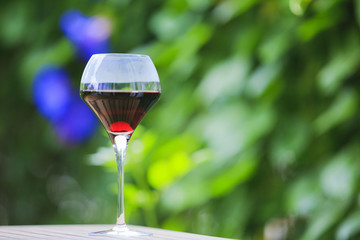 赤ワインと緑のぼかし背景