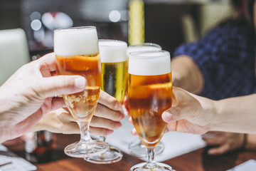 生ビールで乾杯する風景