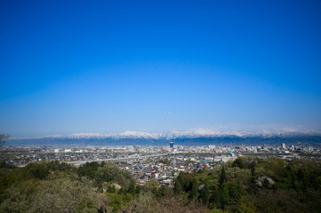立山連峰と富山市内