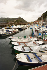 Obraz premium BARCAS EN EL PUERTO PESQUERO