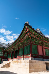 Fototapeta premium The Korea traditional architecture have a beauty of both colorful and curve under blue and high sky in autumn. Here is Gyeongbokgung Palace where is one of the famous places to tourist who visit Korea