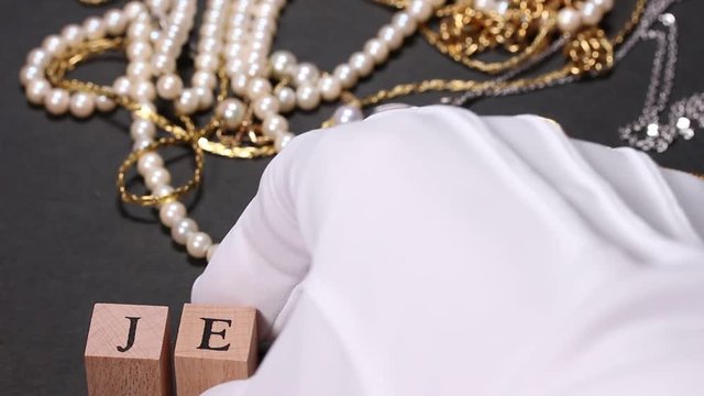 宝飾品とJEWELRYの文字を並べる手