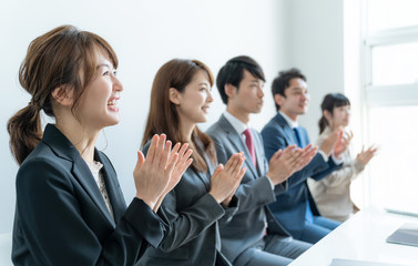 拍手する人々