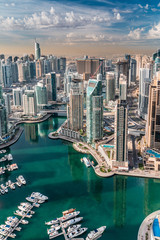 Eine beeindruckende Luftaufnahme von oben auf die Stadt in Dubai Marina. Skyline-Panorama von Dubai