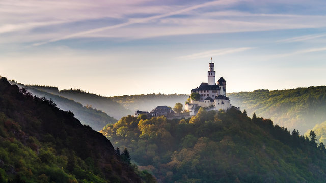 Marksburg, Braubach, bei Sonnenaufgang mit Nebel in den T&auml;lern im Herbst, Weltkulturerbe, Mittelrheintal