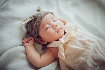 帽子をかぶって眠る赤ちゃん Sleeping newborn baby - obrazy, fototapety, plakaty