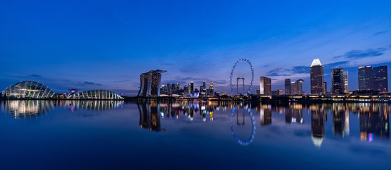 Fototapeta premium Wide Panorama of Singapore Skyline at Magic Hour