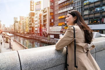 Obraz premium businesswoman standing on the bridge
