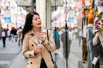 Obraz premium office lady standing outside the show window