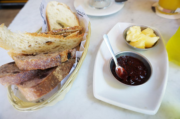 トーストしたパンとバター