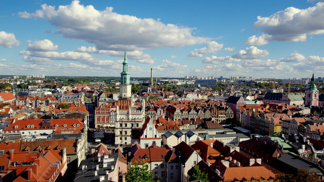 Piękna panorama starego Poznania, centrum miasta - widok na rynek i star&oacute;wkę z wieży zamku Kr&oacute;lewskiego w Poznaniu, stolicy Wielkopolski