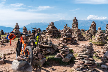 Zwei Mountainbikes auf den Stoanernen Mandlen