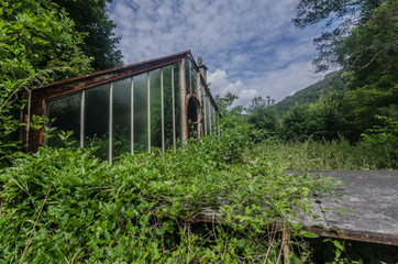 altes verlassenes glashaus