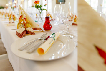 romantisches Gedeck auf Festtafel