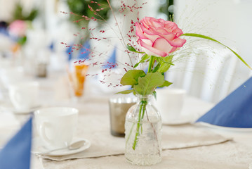 romantisches Gedeck zu Kaffee und Kuchen