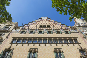 Obraz premium Casa Ametller, modernistyczny budynek zaprojektowany przez Josepa Puig i Cadafalcha w Barcelonie w Hiszpanii