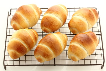 バターロール　焼き立て