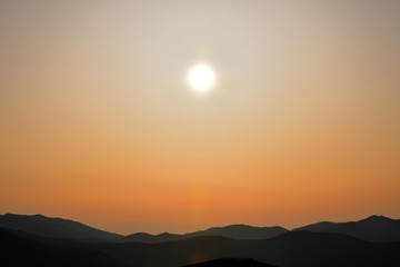 夕日と山脈
