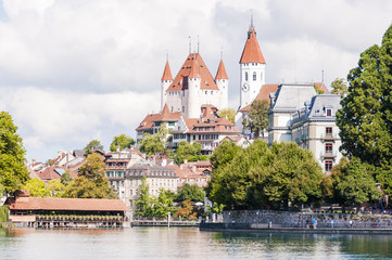 Thun, Schloss, Stadtkirche, Schlossberg, Thunersee, Obere Schleuse, Aarequai, Holzbrücke, Schifffahrt, Wanderweg, Stadt, Altstadt, Berner Oberland, Sommer, Schweiz