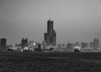 Obraz premium Black and white view of Kaohsiung port and skyline