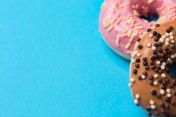 Fototapeta na wymiar the Colorful round donuts on blue background.