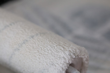 Peinture au rouleau d'une sous couche blanche