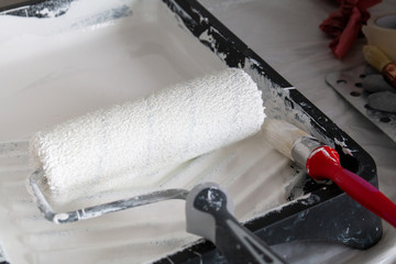 Peinture au rouleau d'une sous couche blanche
