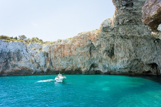 Apulia, Grotta Zinzulusa - A motorboat at the famous grotto of Zinzulusa