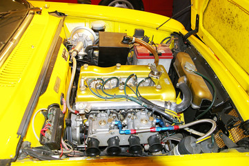 車のエンジンルーム