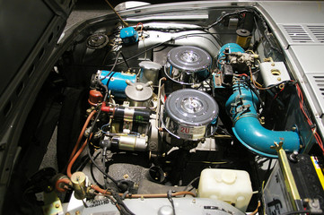 車のエンジンルーム