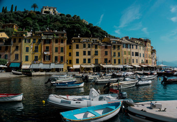 Fototapeta na wymiar Blick auf die Hafenstadt Portofino in Italien.