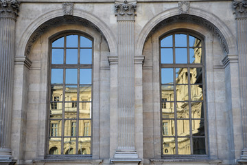Fenêtre en plein cintre au Louvre à Paris, France