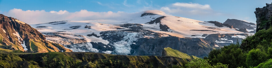 Fototapeta premium Szczyt lodowca Eyjafjallajokull i wulkanu z Thorsmork na wyżynach Islandii na południowym krańcu słynnego szlaku turystycznego Laugavegur.