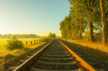 Einsame Bahnstrecke im morgendlichem Farbspiel