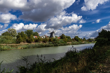 Fototapeta na wymiar Windmühle Mittellandkanal Hannover