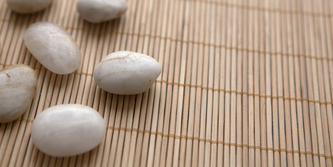 Fototapeta na wymiar tapis de bambou et galet zen