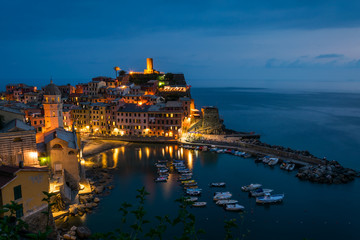 Fototapeta na wymiar Vernazza de nuit Cinque Terre