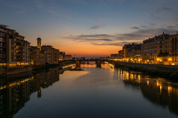 Fototapeta na wymiar Coucher de soleil à Florence au bord de l'Arno