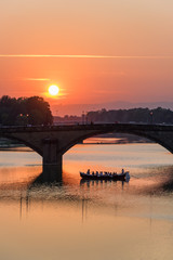 Coucher de soleil Romantique &agrave; florence en bateau