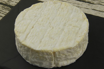Camembert au lait cru sur une ardoise