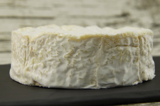 Camembert au lait cru sur une ardoise