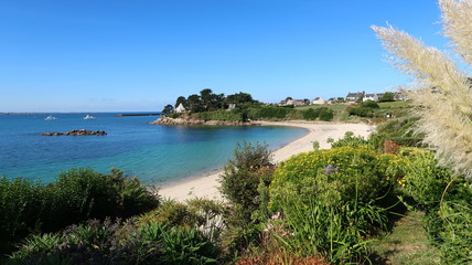 Panorama sur une plage de l'île de Batz, en Bretagne (France)
