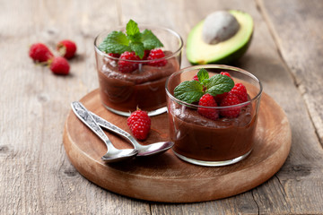 avocado chocolate mousse - 225168055