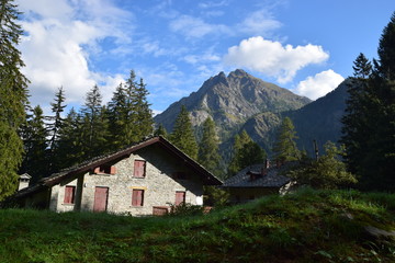 Fototapeta na wymiar Valle d'Aosta - rustico nella valle di Gressoney