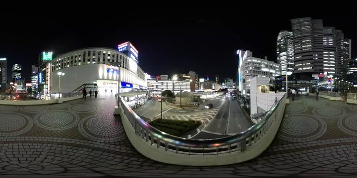 新宿駅西口ロータリーを行き交う車とバスと人