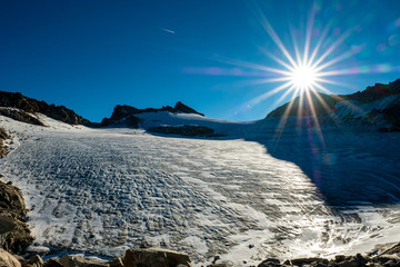 Sonnenaufgang mit blauem Himmel über dem Gletscher des hohen Sonnblicks in den hohen Tauern