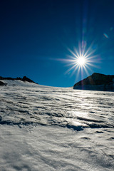 Die Sonne strahlt über dem Gletscher des hohen Sonnblicks in den hohen Tauern.