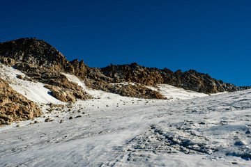 Schroffe Felsen am Rande des Gletschers am hohen Sonnblick in den österreichischen Alpen.