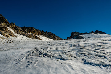 Blauer Himmel über dem Gletscher des hohen Sonnblicks in den österreichischen Alpen